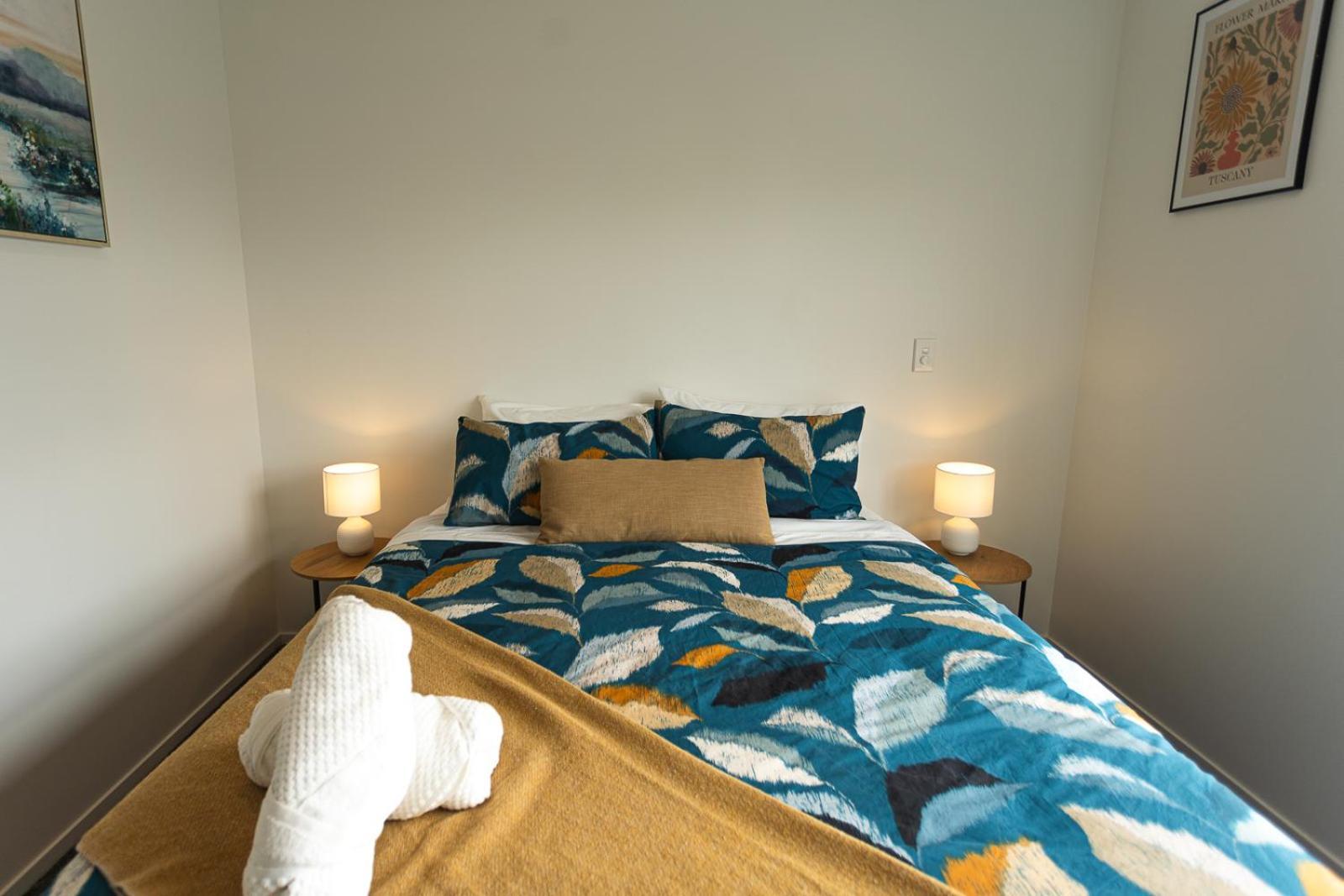 Modern 2 Bedroom Townhouse In Cbd With Parking! Sleeps 5 クライストチャーチ エクステリア 写真