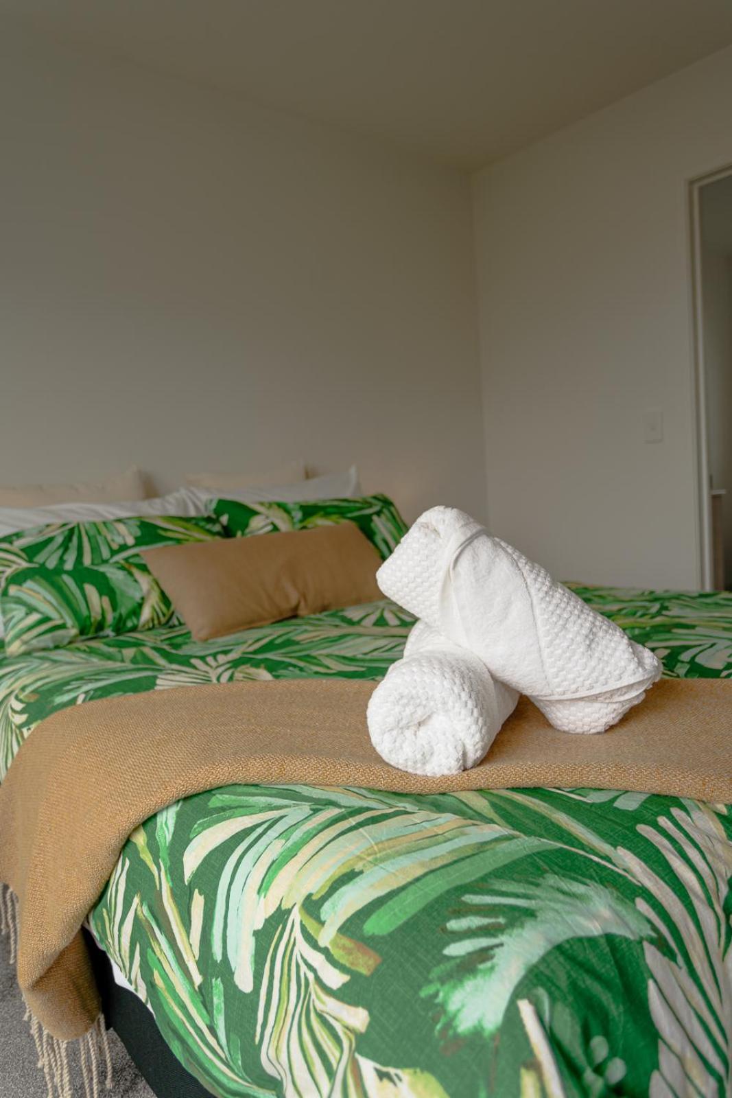 Modern 2 Bedroom Townhouse In Cbd With Parking! Sleeps 5 クライストチャーチ エクステリア 写真