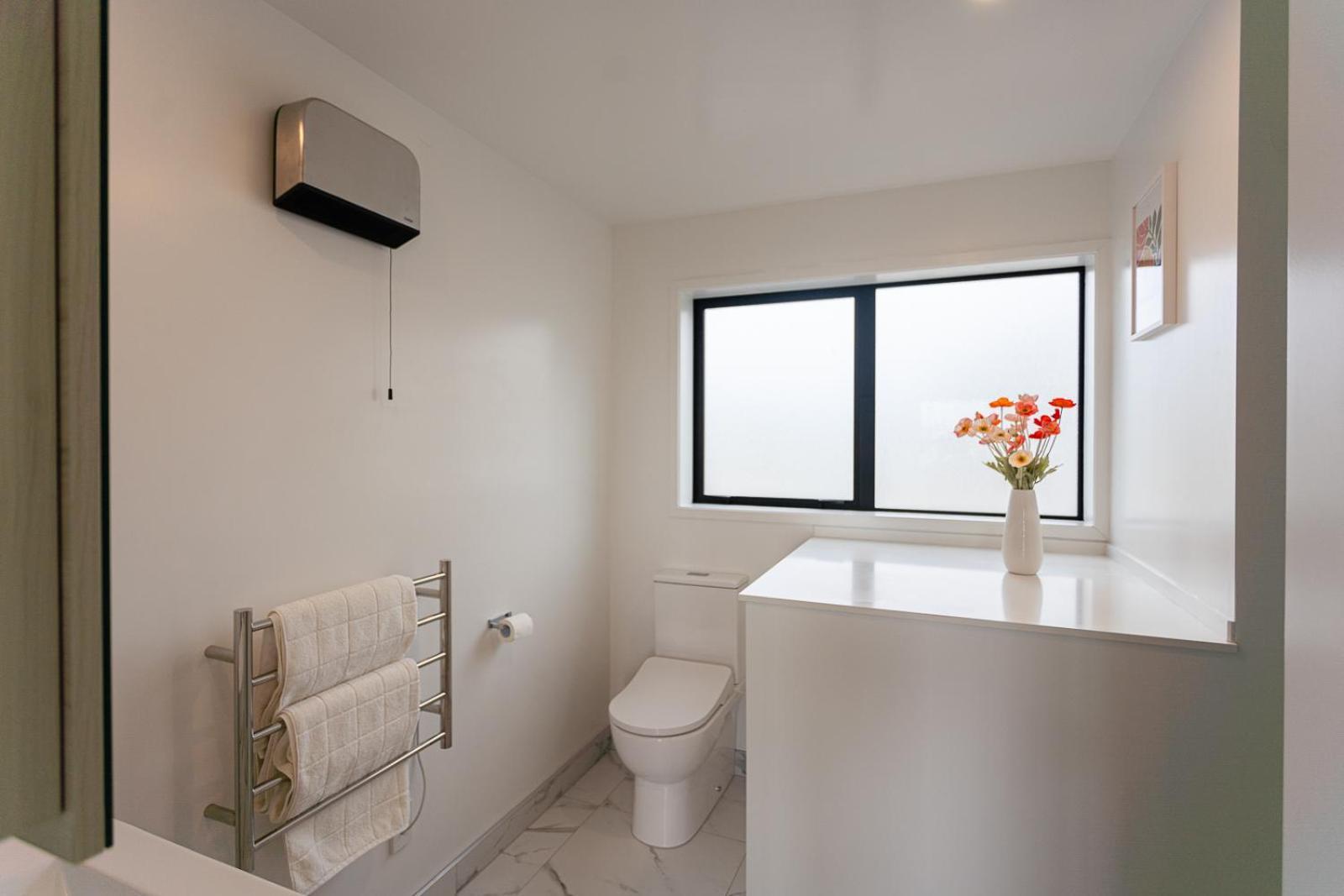 Modern 2 Bedroom Townhouse In Cbd With Parking! Sleeps 5 クライストチャーチ エクステリア 写真