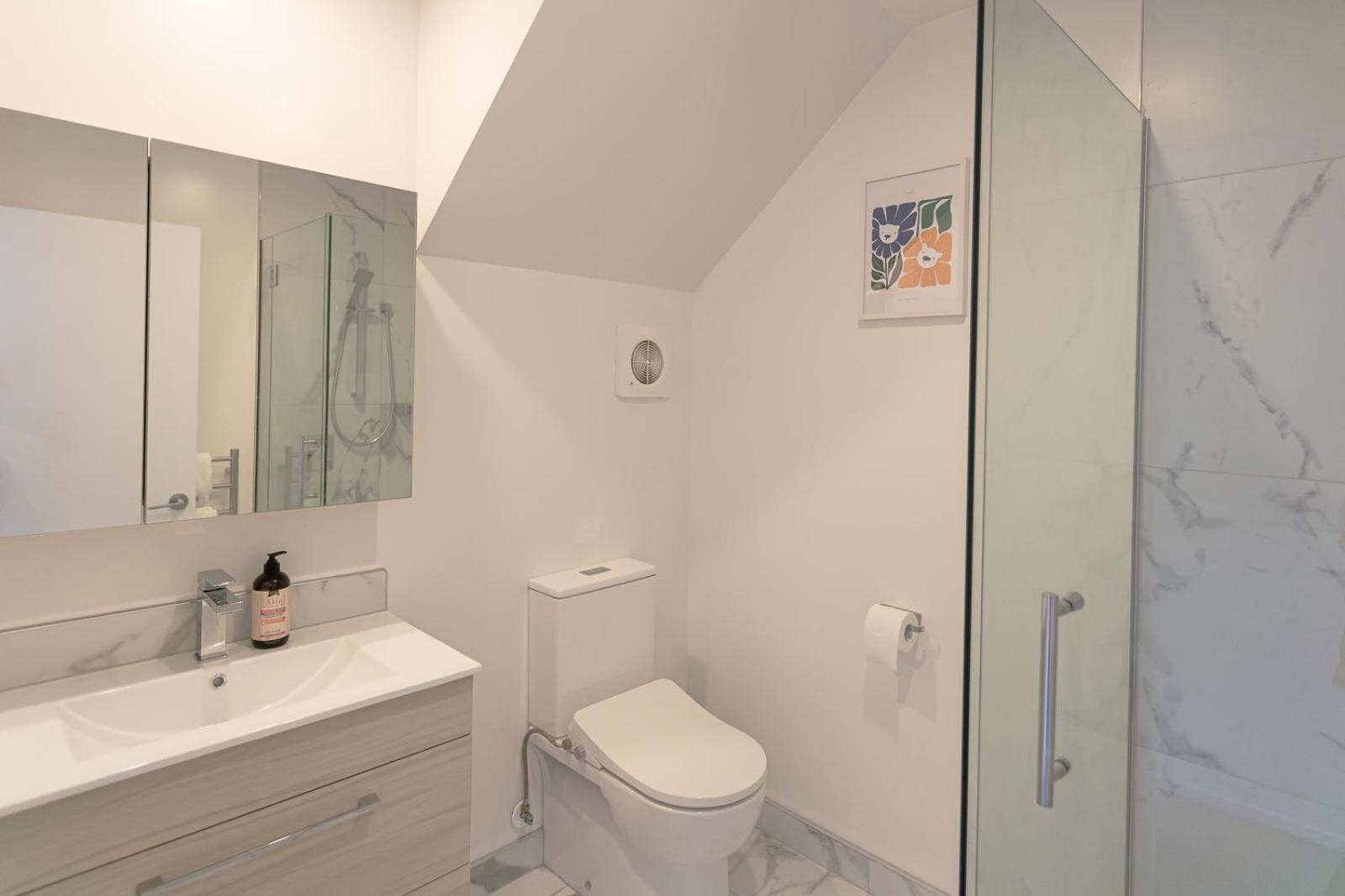 Modern 2 Bedroom Townhouse In Cbd With Parking! Sleeps 5 クライストチャーチ エクステリア 写真