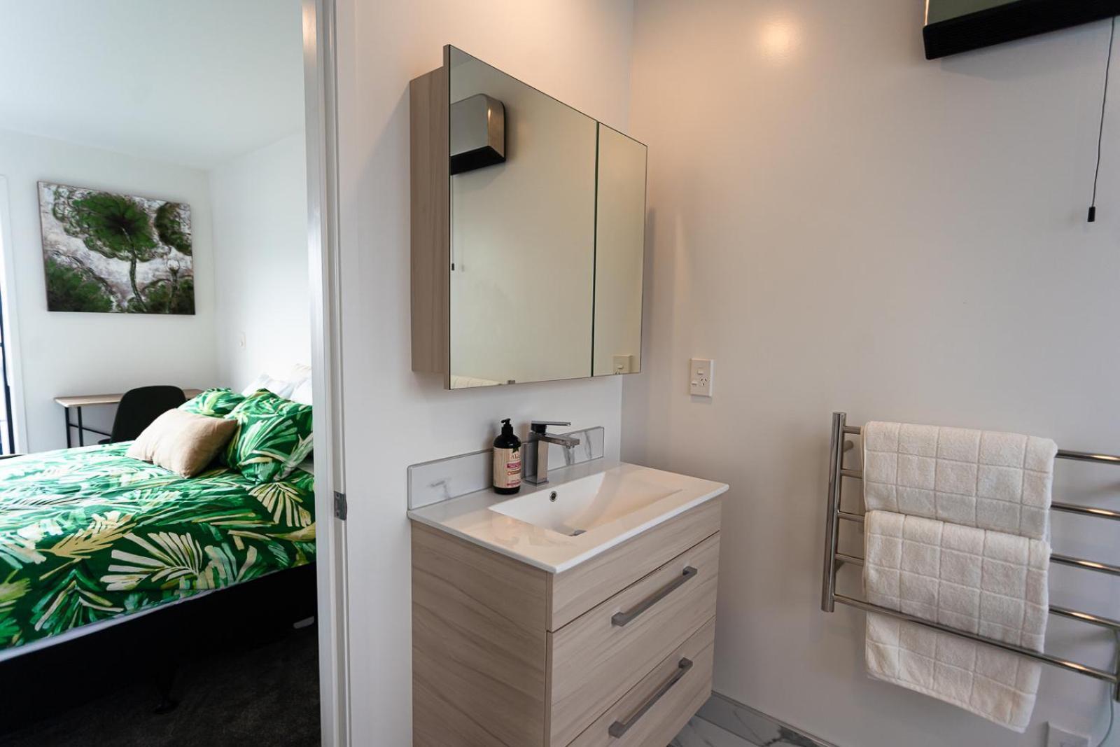 Modern 2 Bedroom Townhouse In Cbd With Parking! Sleeps 5 クライストチャーチ エクステリア 写真