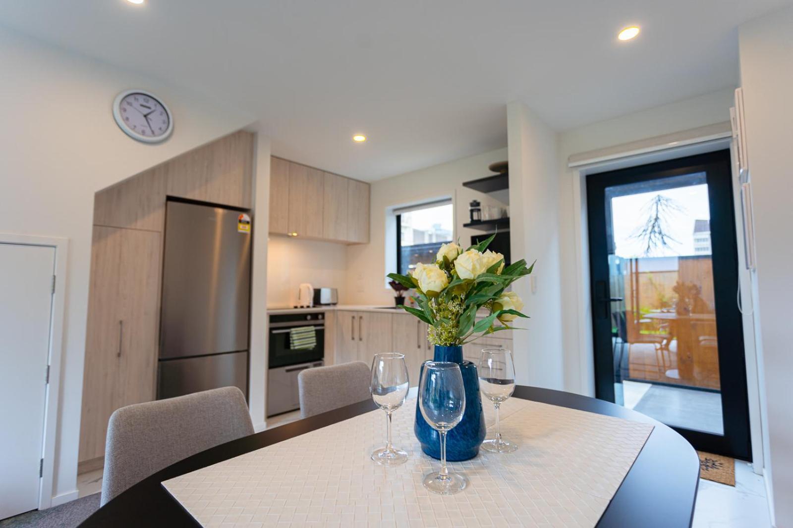 Modern 2 Bedroom Townhouse In Cbd With Parking! Sleeps 5 クライストチャーチ エクステリア 写真