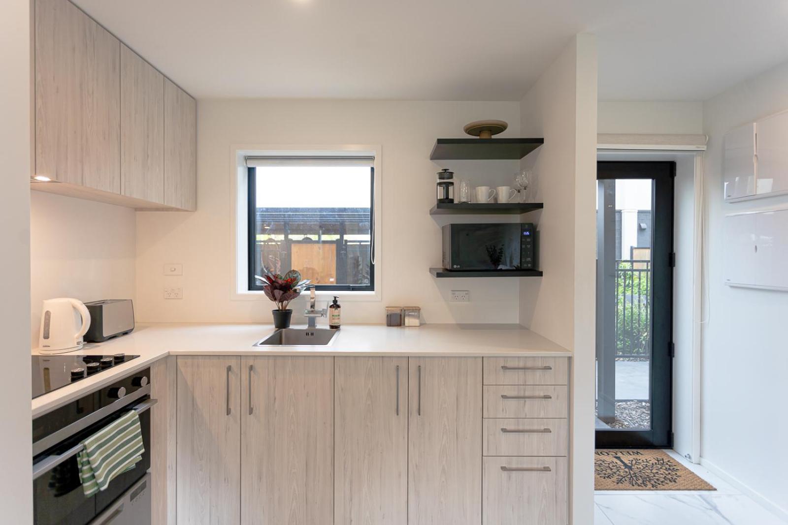 Modern 2 Bedroom Townhouse In Cbd With Parking! Sleeps 5 クライストチャーチ エクステリア 写真
